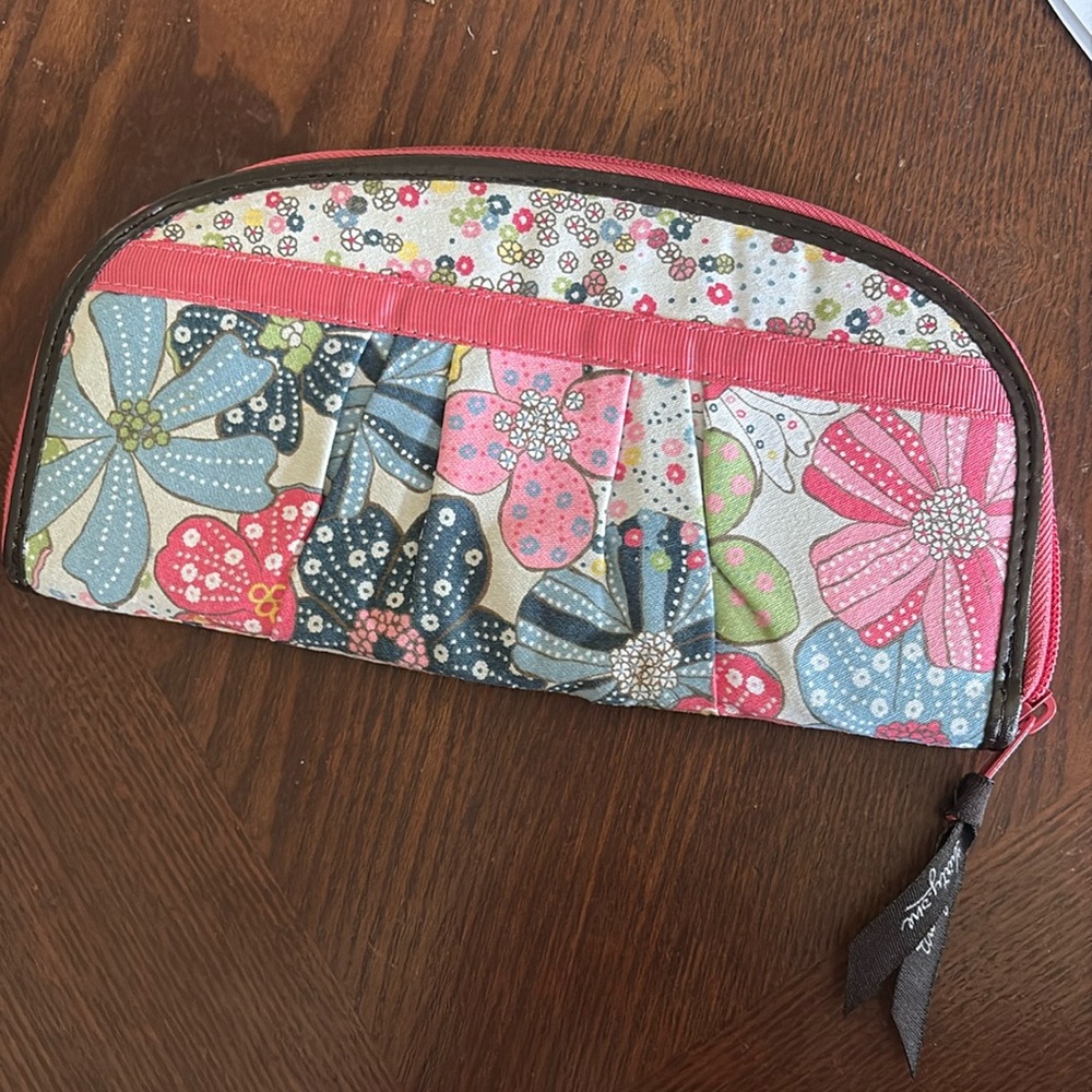 Thirty One Wallet/Clutch Free Spirit Ditzy Floral